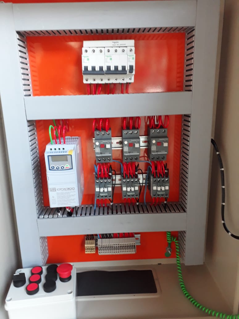 Painel elétrico industrial montado com contatores e multimedidor