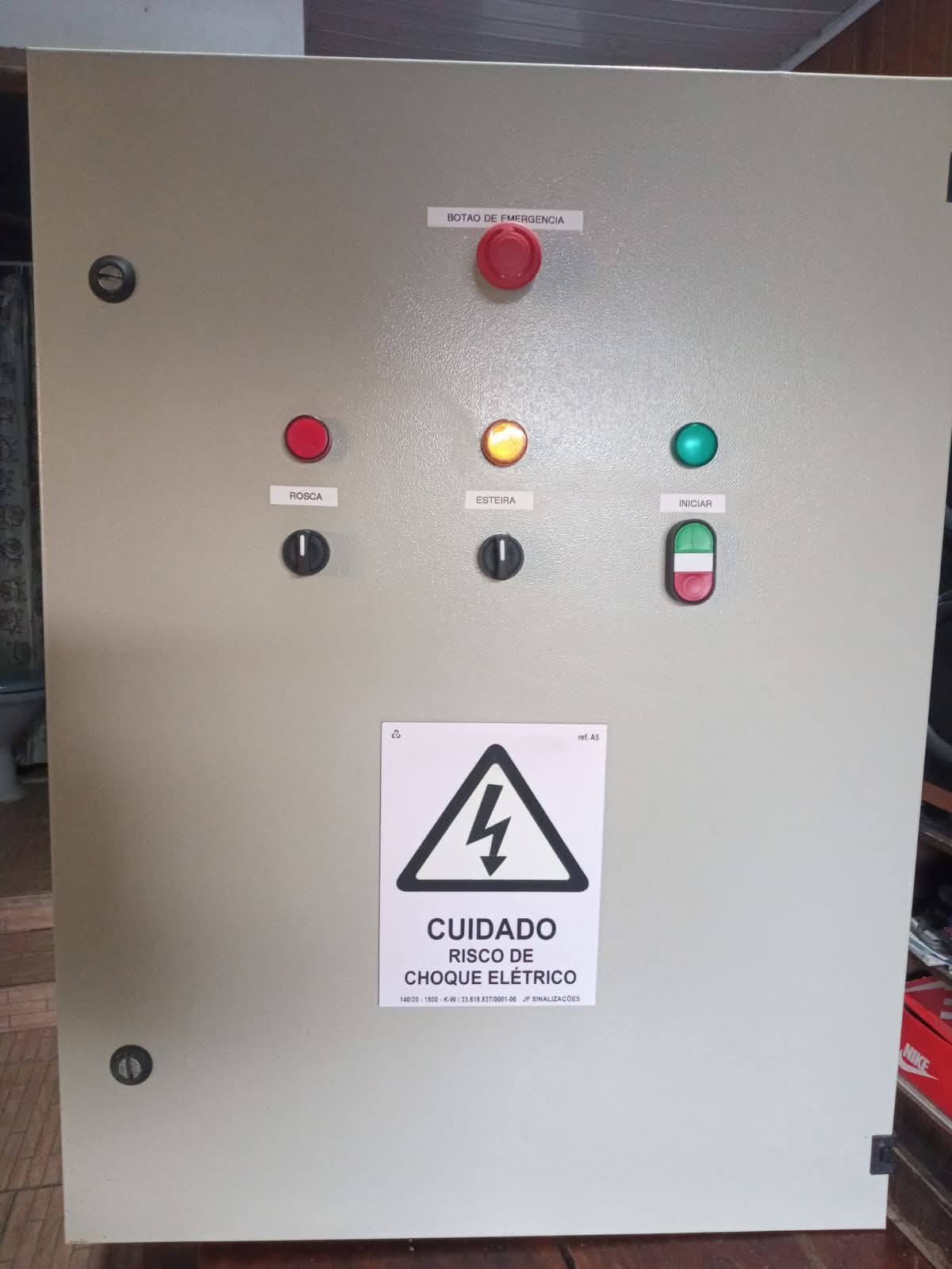 Painel elétrico industrial montado com botões de emergência e comando de esteira